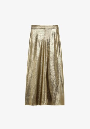 Falda midi dorada metálica con textura arrugada, cintura recta y leve vuelo sobre un fondo blanco.