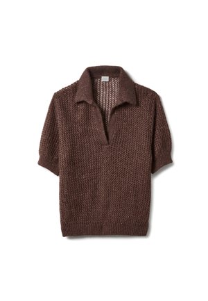 Jersey marrón tejido con cuello de solapa, mangas cortas y un patrón texturizado. Presenta un ajuste holgado y un material suave.