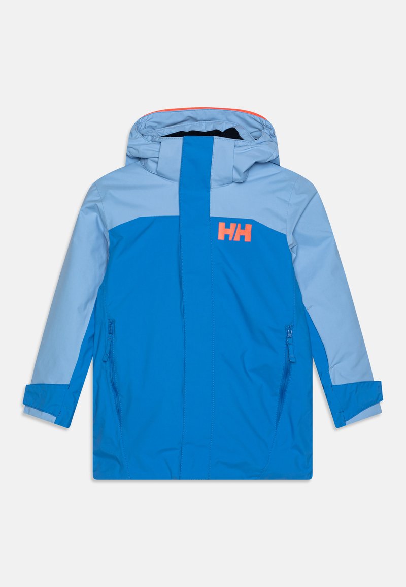 Chaqueta impermeable azul con acentos en azul claro, capucha y logo naranja en el pecho. Cuenta con dos bolsillos laterales con cremallera y puños ajustables.