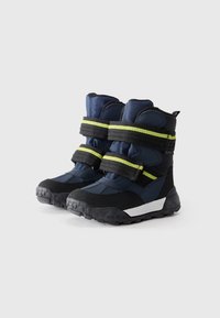 Marineblauwe en zwarte kinderwinterlaarzen met twee verstelbare klittenbandsluitingen met neongele strepen op een witte achtergrond.