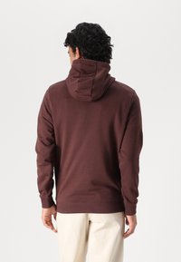 Lyle & Scott Sudadera - deep mahogany