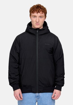 Schwarze Zip-Jacke mit Kapuze, aus glattem Stoff gefertigt. Besitzt elastische Bündchen und einen elastischen Saum, dezentes Logo auf der Brust und eine entspannte Passform.