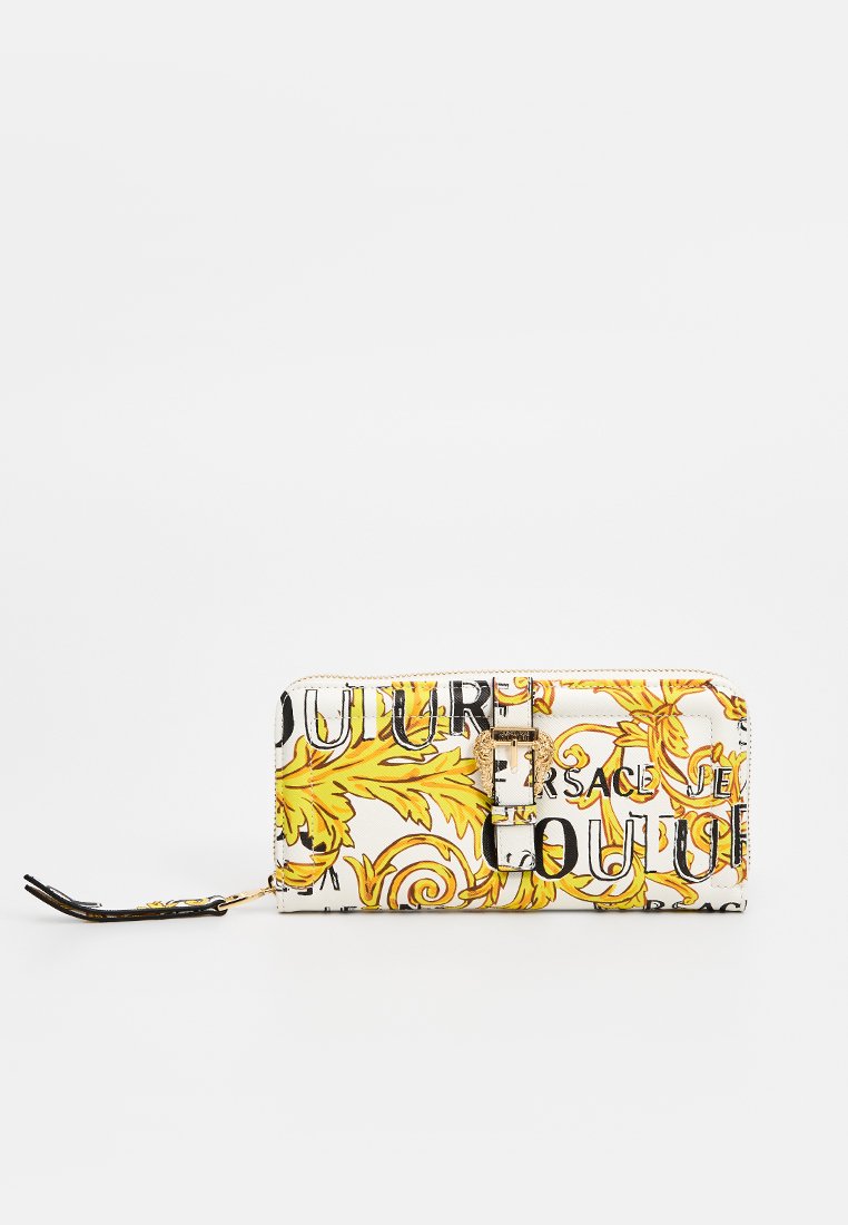 Cartera blanca con atrevidos diseños gráficos en amarillo y negro, que incluyen la palabra "COUTURE", con un acento de hardware en tono dorado.