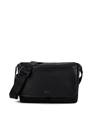 Schwarze rechteckige Crossbody-Umhängetasche mit verstellbarem Tragegurt und dezentem Logo auf der Vorderklappe, isoliert auf weißem Hintergrund.