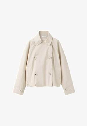 Béžové krátke dvojradové sako so širokým golierom, dlhými rukávmi a gombíkovými manžetami na bielom pozadí.