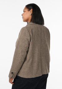 Braunkarierter Blazer mit einem Knopf am Ärmel. Verfügt über eine taillierte Passform und ein klassisches Kragendesign.