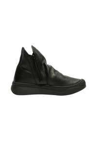 Bota de piel negra hasta el tobillo con un diseño asimétrico único, que presenta un cierre lateral y una parte superior texturizada sobre una suela de goma plana.
