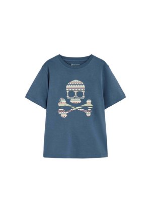Blaues T-Shirt mit kurzen Ärmeln und einem gemusterten Totenkopf- und Knochenmotiv in mehrfarbigen geometrischen Designs auf der Vorderseite.