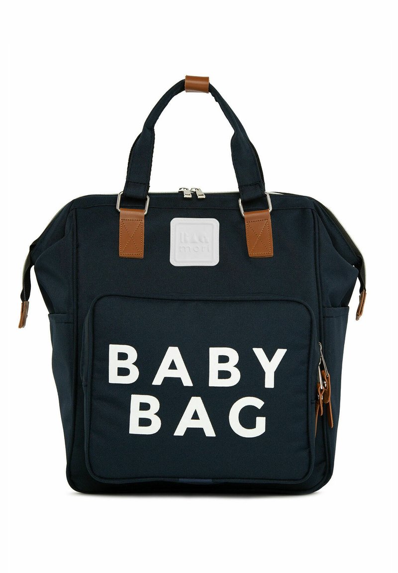 Borsa per neonati in tessuto blu navy con manici in pelle marrone, tasca frontale etichettata "BABY BAG" in bianco, chiusura con zip e forma strutturata.