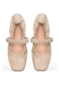 Ballerine in pelle beige arricciata con cinturini elasticizzati e punta quadrata, viste dall'alto.