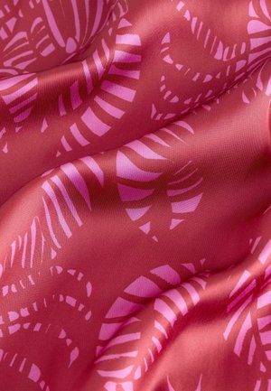 Siden tyg i en rik rosafärg med ett subtilt mönster av rosa löv. Slät textur med graciöst fall och glans.