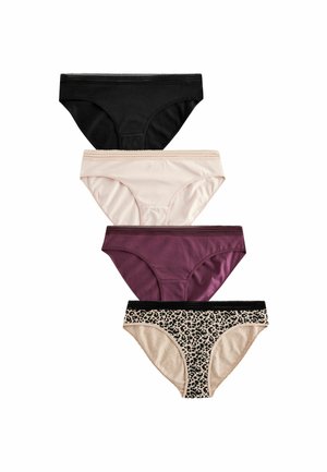 Fyra par kvinnors underkläder: svart, ljusrosa, burgundy och leopardmönstrad. Varje par har en slät textur och midjeband av spets.
