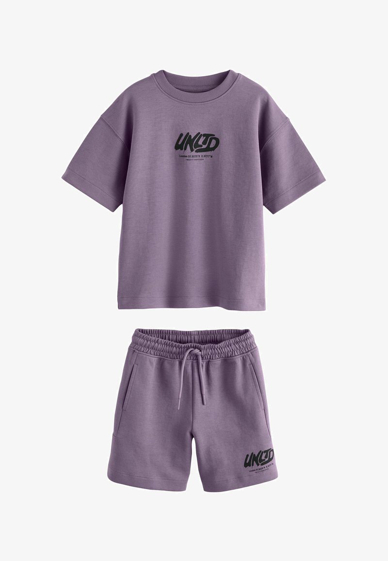 Lila kurzärmeliges Hemd und passende Shorts mit schwarzem "UNLTD"-Text und London-Koordinaten, die auf beiden Teilen gedruckt sind.