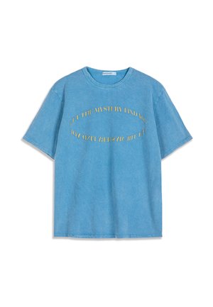 T-shirt blu a maniche corte con scollo rotondo e testo giallo che forma un ovale con la scritta "LET THE MYSTERY FIND YOU" sul davanti.