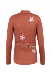 Langermig fietsshirt in roestkleur, met grote roze sterpatronen, een ritszak en subtiele logo-details. Glad, rekbaar stof.