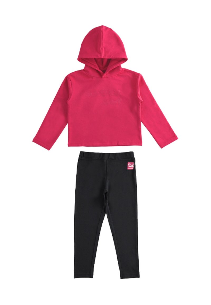 Sudadera con capucha rosa y mangas largas, acompañada de leggins negros. Los leggins presentan una pequeña etiqueta de logo rosa en la cinturilla.