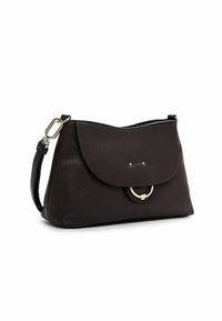 Borsa a tracolla in pelle marrone con una texture liscia, chiusura a pattina curvata e accenti in metallo dorato. Dotata di una tracolla rimovibile.