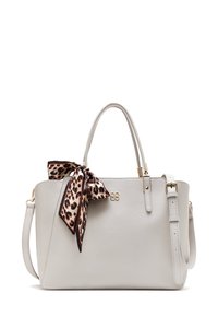 Bolso de cuero gris claro con dos asas, correa desmontable y un pañuelo de estampado de leopardo como acento. Presenta herrajes en tono dorado.