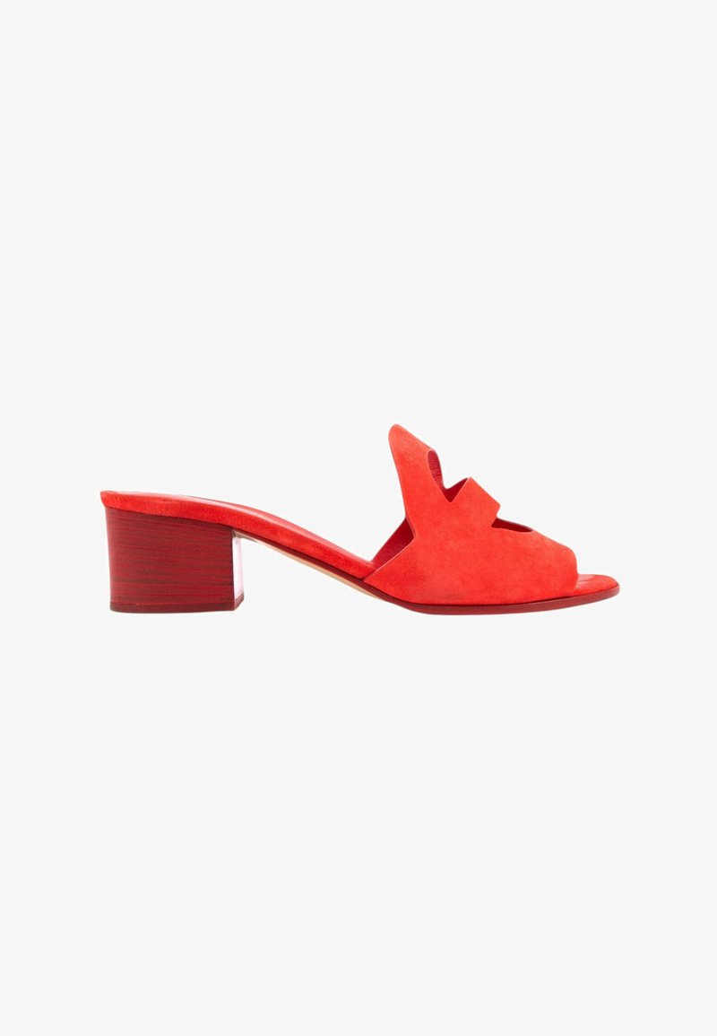 Mule en daim rouge à bout ouvert, talon bloc bas et découpe sur la bride, vue de côté sur fond blanc.