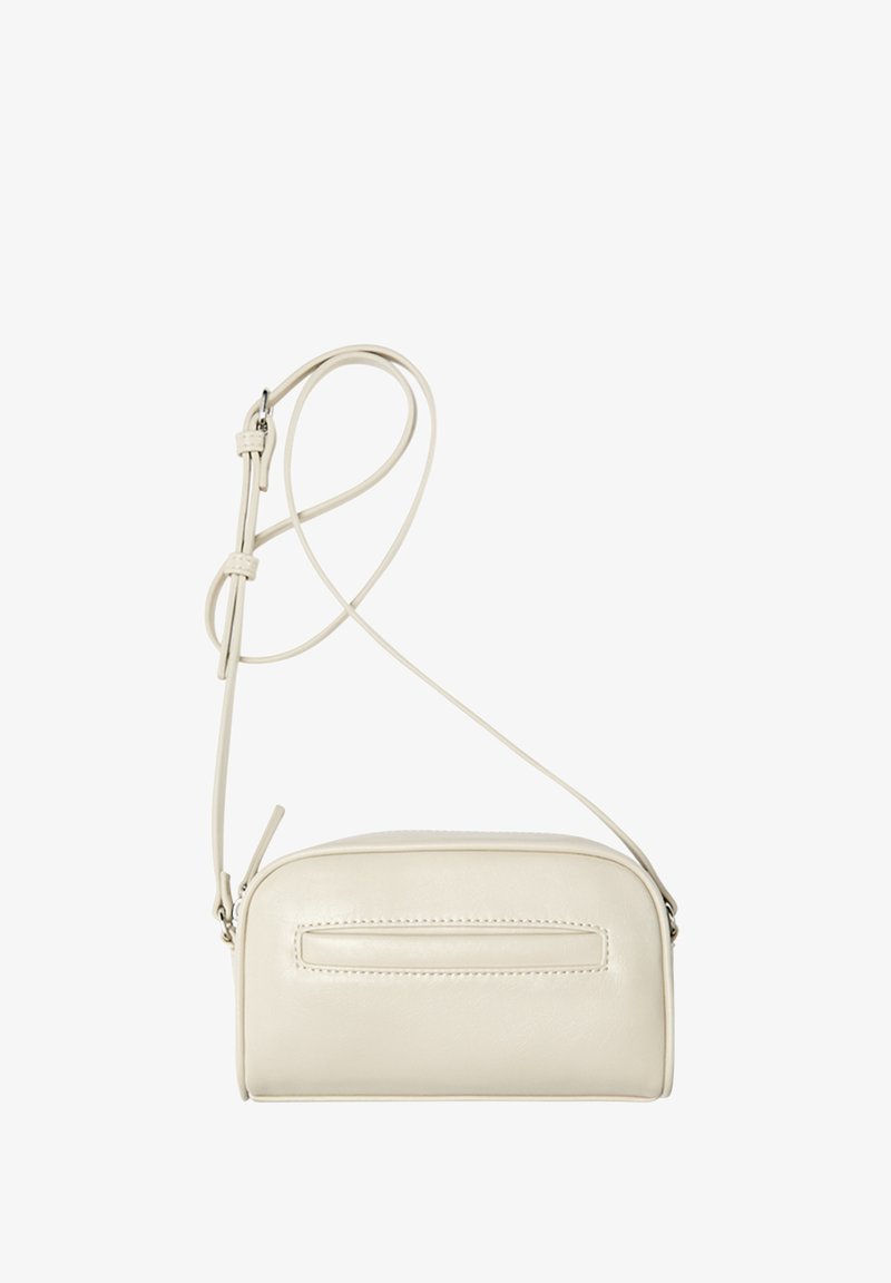 Crème leren crossbody tas met een rechthoekige vorm, een verstelbare schouderband en een ritsluiting. Voorzien van een slipvak aan de voorkant. Soepele textuur.