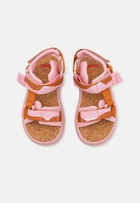 Rosa und orange Sandalen mit verstellbaren Riemen, Korksohle und Gummisohlen, mit abgerundetem Zehenbereich und gepolstertem Absatz.