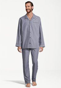 Gestreiftes Schlafanzug-Set mit einem Langarmhemd zum Knöpfen und einer Brusttasche, kombiniert mit passenden geraden Hosen in Marineblau und Weiß.