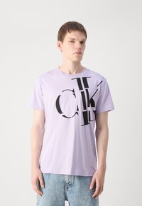 Calvin Klein Jeans REGULAR FIT SCATTERED LOGO - Apdrukāts T-krekls - pastel lilac