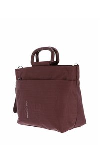 Bordeauxfarbene, strukturierte Tragetasche mit quadratischen Kunststoffgriffen und einer Frontreißverschlusstasche, Mandarina Duck-Logo auf der unteren linken Seite.