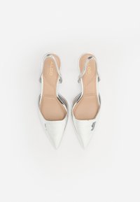 Stříbrné slingback boty s špičatou špičkou a lesklým povrchem, hladkou béžovou stélkou a otevřeným designem paty.