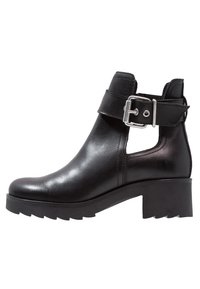 Czarna skórzana botka za kostkę z masywnym obcasem, bocznym wycięciem i regulowanym paskiem. Gładka faktura i solidna gumowa podeszwa z dobrą przyczepnością.