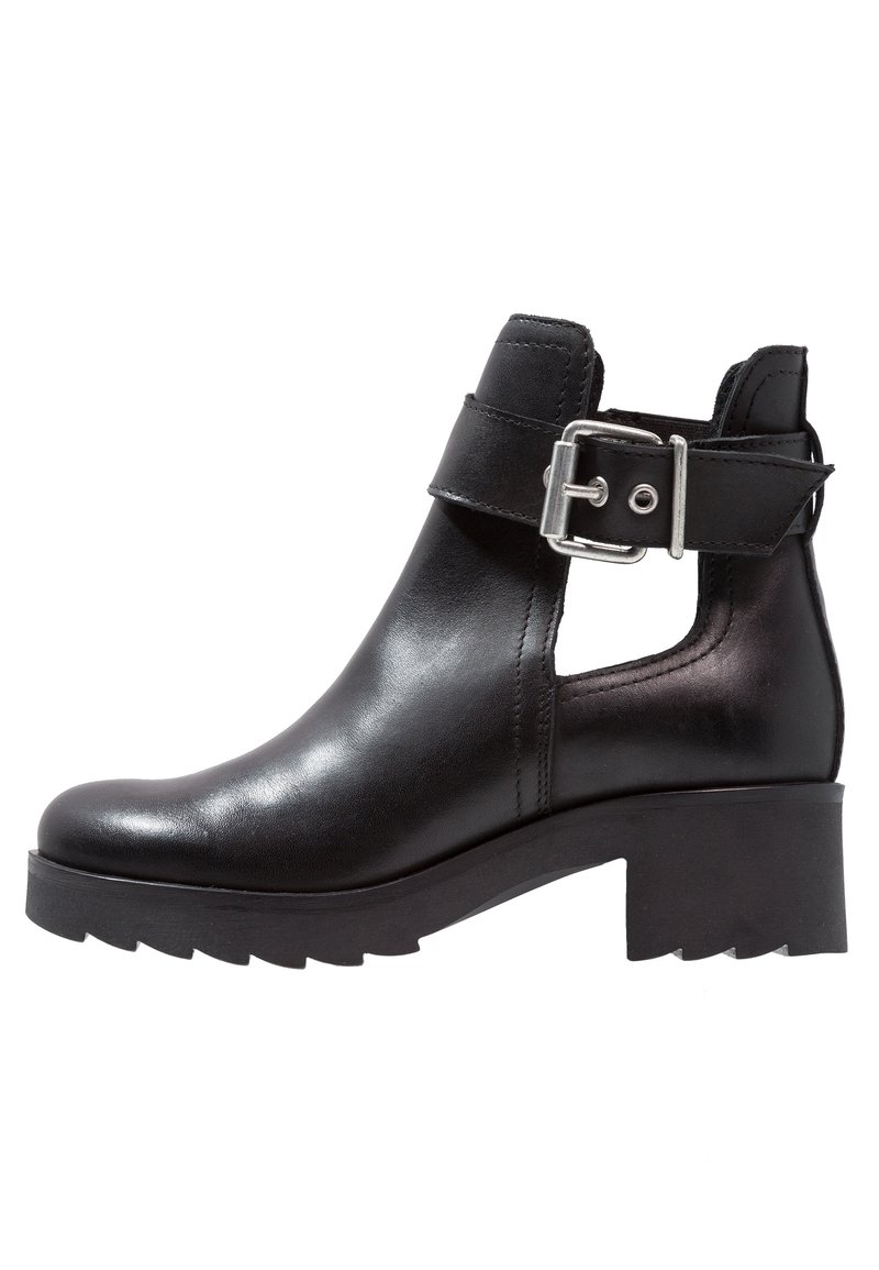 Czarna skórzana botka za kostkę z masywnym obcasem, bocznym wycięciem i regulowanym paskiem. Gładka faktura i solidna gumowa podeszwa z dobrą przyczepnością.