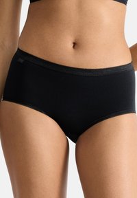 Slip neri in cotone con una texture liscia, caratterizzati da un delicato bordo smerlato e un piccolo logo sulla vita.