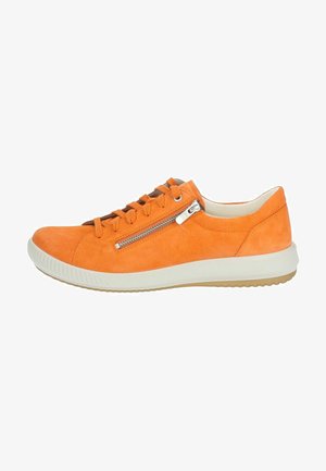 Sneaker in camoscio arancione con suola in gomma bianca, caratterizzato da una cerniera laterale e un sottile dettaglio di lacci per una vestibilità sicura e un facile accesso.
