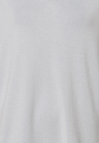 Hellgrauer Strickpullover mit glatter Textur, der ein schlichtes Design und einen modischen V-Ausschnitt aufweist. Keine auffälligen Muster oder Akzente.