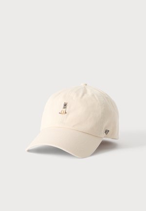 Casquette de baseball beige avec un petit chien brodé à l'avant et un petit logo '47' sur le côté.