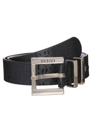 Czarny teksturowany skórzany pasek ze srebrną, prostokątną sprzączką z wygrawerowanym napisem "GUESS", zwinięty na białym tle.