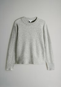 Suéter gris claro con cuello redondo, mangas largas y puños acanalados. Fabricado en un suave tejido de punto texturizado. Diseño simple y minimalista.