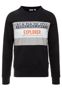 Sudadera negra con rayas horizontales en gris y blanco. Presenta el logo "NAPAPIJRI," "EXPLORER" en naranja, y puños y dobladillo acanalados. Material de algodón.