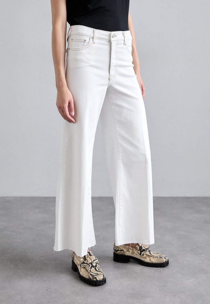 FRAME LE PALAZZO CROP RAW FRAY - Flared Jeans - white