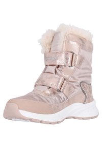 Botte sportive rose clair en satin avec garniture en fausse fourrure, accents métalliques et deux brides Velcro réglables. Semelle chunky en caoutchouc.