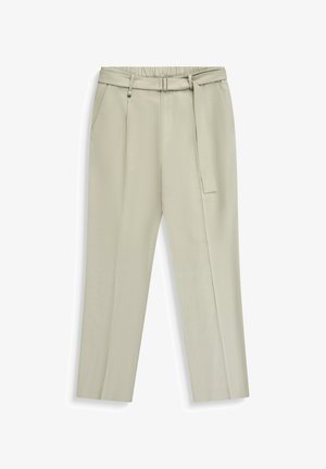 Pantaloni beige chiaro su misura con vita alta, tasche laterali, pieghe frontali e cintura abbinata in tessuto legata in vita.