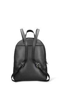 Zaino in pelle nera con spallacci regolabili, design minimalista, texture liscia e dettagli in metallo argentato. Chiusura con cerniera laterale.