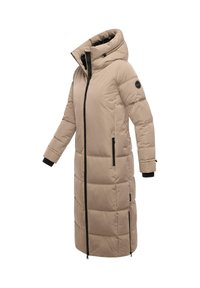 Cappotto imbottito beige con design lungo, colletto alto, zip nera e tasche laterali. Presenta una texture liscia e polsini elasticizzati.