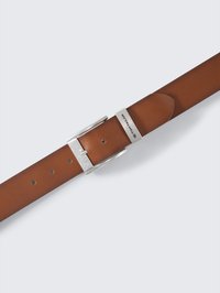 Brauner Ledergürtel mit glatter Textur und silberner Metallschnalle. Verfügt über fünf Löcher und ein minimalistisches Design ohne zusätzliche Muster.