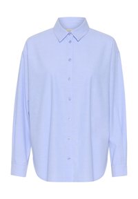 Camicia button-up azzurro chiaro con colletto a punta, maniche lunghe e orlo leggermente curvato. Il tessuto appare liscio con una sottile texture.