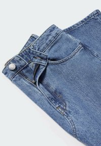Jean en denim bleu avec fermeture éclair partiellement ouverte, poche avant visible, fermeture par bouton et passants pour ceinture sur fond blanc.