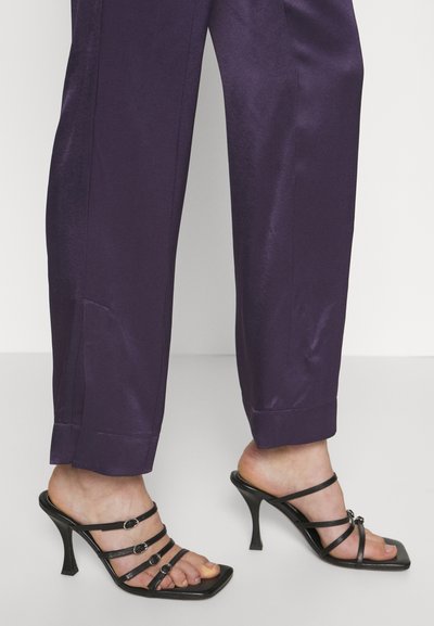 Materiel SLITS OUT PANTS - Παντελόνι - deep purple