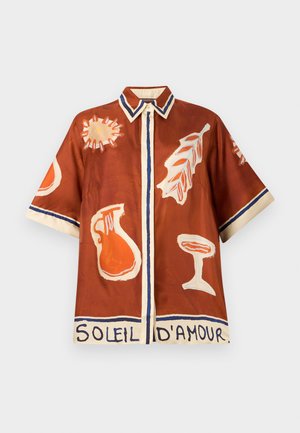 Hnědá košile s krátkým rukávem a límečkem, zdobená oranžovými a krémovými abstraktními motivy slunce, listu, džbánu a sklenice, s nápisem "SOLEIL D'AMOUR" na lemu.