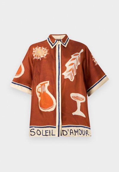Καφέ πουκάμισο με κοντά μανίκια και γιακά, με πορτοκαλί και κρεμ αφηρημένα σχέδια ήλιου, φύλλου, κανάτας και ποτηριού, και το κείμενο «SOLEIL D'AMOUR» στο τελείωμα.