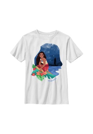 Hvid T-shirt med en grafik af en pige, der sidder på tropiske blade og blomster, en nattehimmel og en silhouet af en sejlbåd i baggrunden.